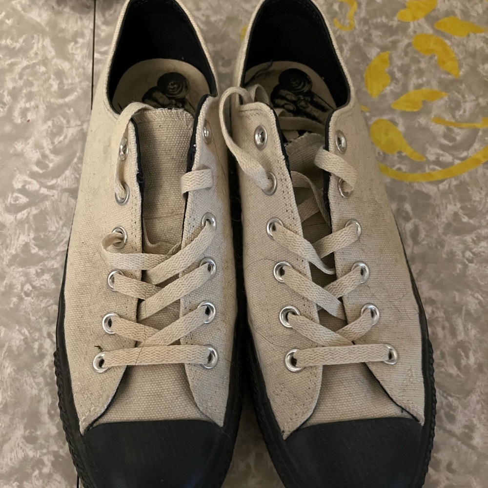 Men’s 8 Converse low tops